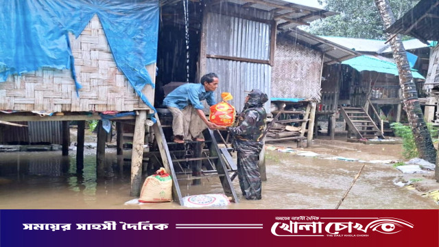 দুর্গম কুরুকপাতার বন্যাদুর্গত ২০০ পরিবারের মাঝে আলীকদম সেনা জোনের ত্রাণ বিতরণ