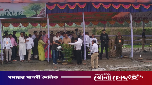 গৌরনদীতে বৃক্ষরোপণ করলেন প্রধানমন্ত্রী