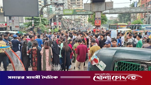 শিক্ষামন্ত্রীর পদত্যাগসহ তিন দাবিতে শিক্ষার্থীদের একাংশের সড়ক অবরোধ