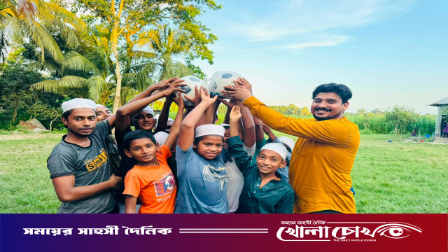 শিশুদের মাঝে ফুটবল বিতরণ করছেন তরুণদের আইকন হৃদয় আশিক