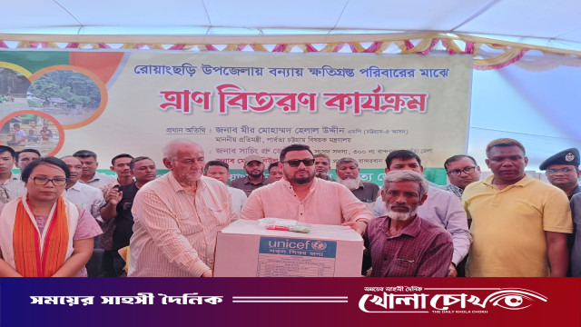 রোয়াংছড়িতে বন্যার্তদের পাশে পার্বত্য প্রতিমন্ত্রী ব্যারিস্টার মীর হেলাল