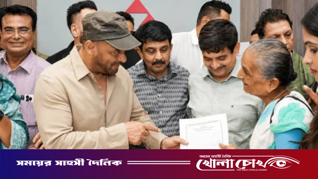 ৫০ পরিবারের হাতে নতুন বাড়ির চাবি তুলে দিলেন সালমান খান