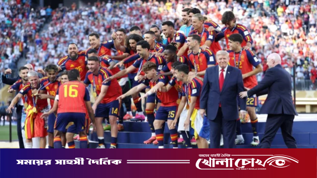 মঞ্চ ছাড়তে অনীহা ট্রাম্পের, বিব্রতকর পরিস্থিতিতে ফিফা সভাপতি