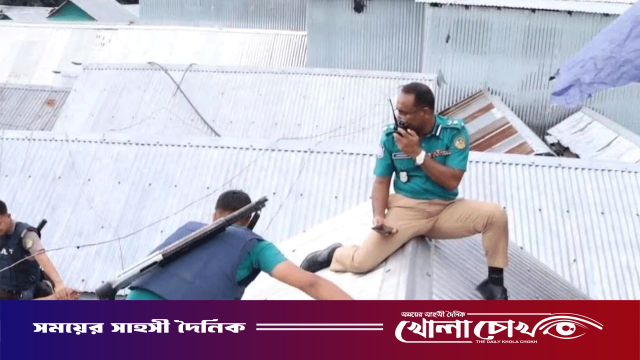টঙ্গীতে টিনের চালে উঠে পুলিশের অভিযান