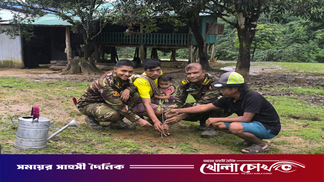 ১৬ ইস্ট বেঙ্গল রেজিমেন্টের উদ্যোগে দুলাচরণ পাড়ায় বৃক্ষরোপণ ও চারা বিতরণ কর্মসূচি অনুষ্ঠিত