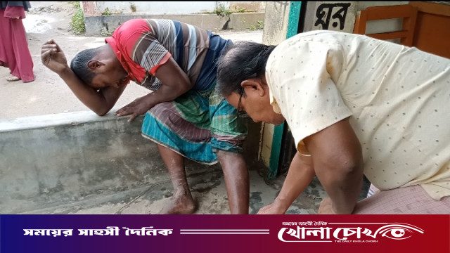 খিরাতলায় সড়কের বিশাল গর্তে গাড়ি উল্টে আহত ৪, দ্রুত রাস্তা সংস্কারের দাবি স্থানীয়দের।