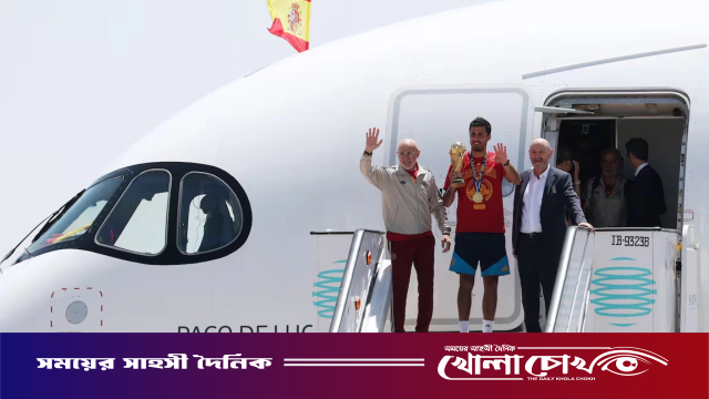 বিশ্বকাপ ট্রফি নিয়ে দেশে ফিরল স্পেন