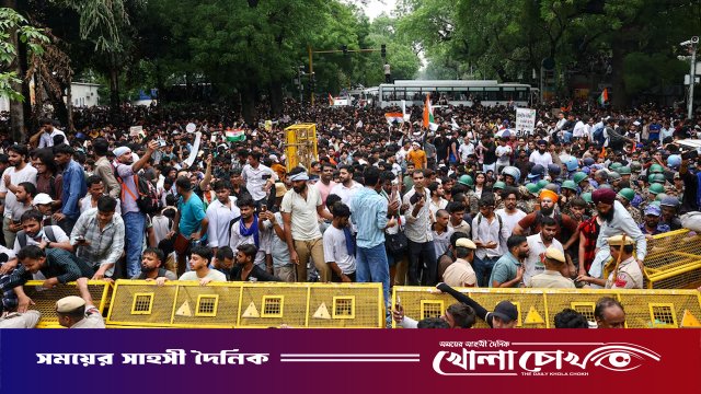 দিল্লিতে শিক্ষার্থী-পুলিশ সংঘর্ষে আহত ১৮০, আন্দোলন চালিয়ে যাওয়ার ঘোষণা