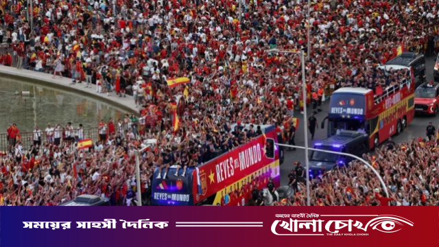 বিশ্বচ্যাম্পিয়ন স্পেন দলকে রাজকীয় সংবর্ধনা, চ্যাম্পিয়ন প্যারেডে জনস্রোত