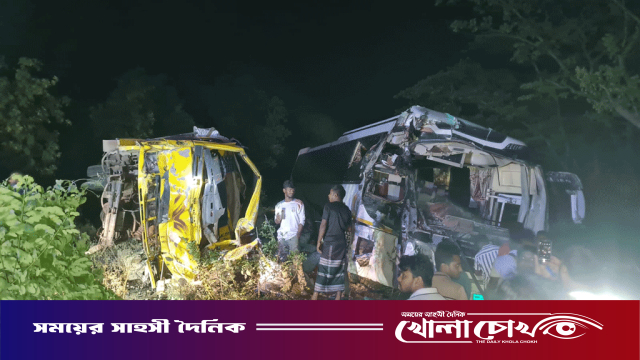 বনপাড়া-হাটিকুমরুল মহাসড়কে বাস-ট্রাক সংঘর্ষ, ট্রাকচালকের সহকারী নিহত, আহত ১২ রুশ নাগরিক