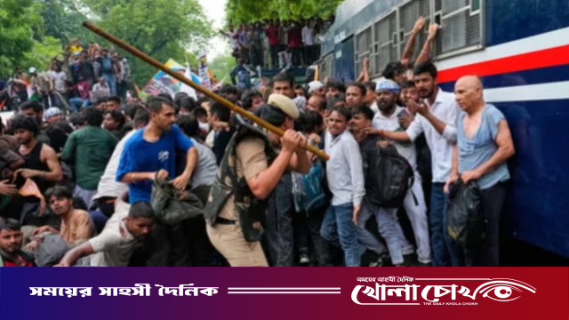 দিল্লিতে পুলিশের সঙ্গে আন্দোলনকারীদের ফের সংঘর্ষ, বন্ধ ইন্টারনেট