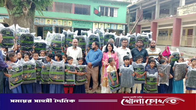 আলফাডাঙ্গায় উপজেলা প্রশাসনের মানবিক উদ্যোগে নতুন স্কুলব্যাগে উচ্ছ্বসিত দুর্গম এলাকার প্রায় ৫০০ শিক্ষার্থীরা