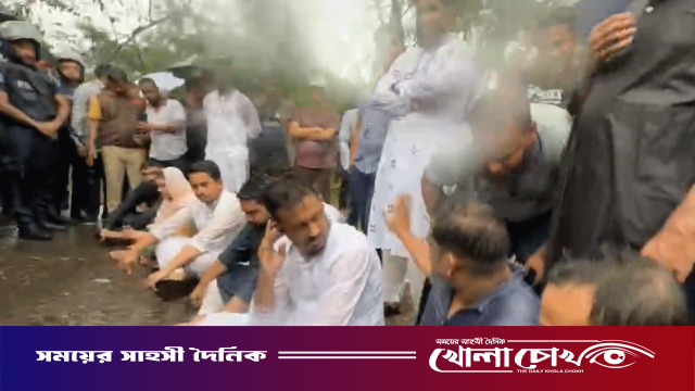 পুলিশি বাধায় সড়কে বসে পড়লেন এনসিপির নেতারা