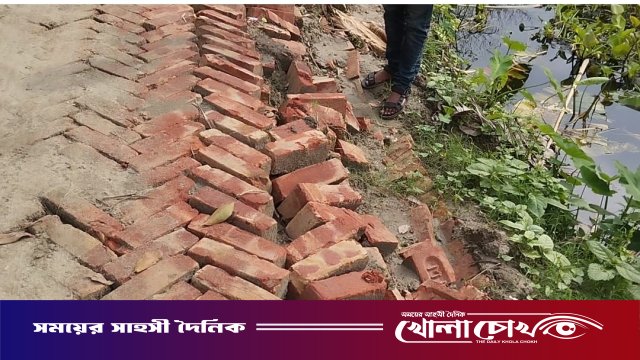 চরভদ্রাসনে নিম্নমানের সড়ক নির্মাণ: এক মাসেই ধসে পড়ে চরম দুর্ভোগে এলাকাবাসী