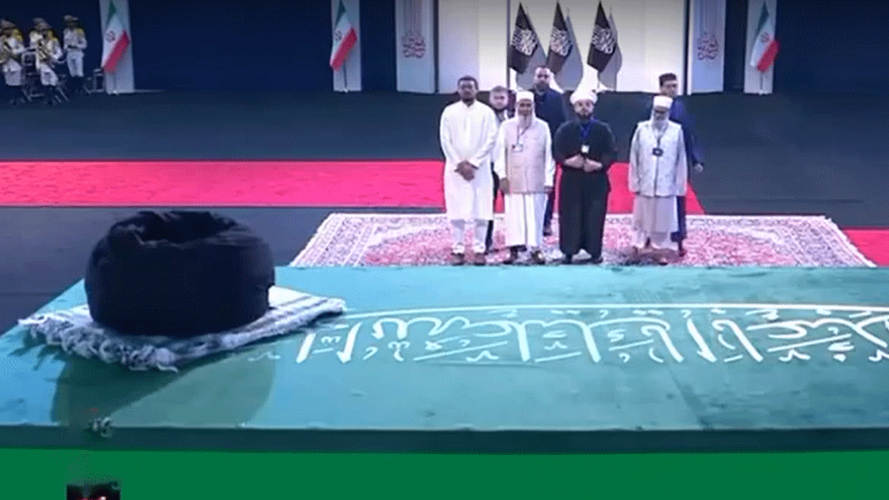 আলী খামেনির মরদেহে শ্রদ্ধা জানালেন নাসীরুদ্দীন পাটওয়ারী