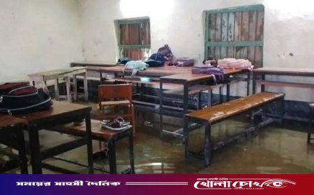 দৌলতপুরে পাঠদান কক্ষে হাঁটুপানি, চরম বিপাকে ছাত্র-ছাত্রী