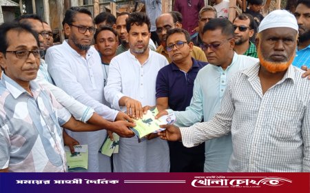 সদরপুরে অগ্নিকাণ্ডে ক্ষতিগ্রস্ত ৪ দোকানি পেলেন ৯০ হাজার টাকার অনুদান