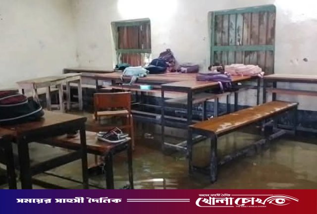 দৌলতপুরে পাঠদান কক্ষে হাঁটুপানি, চরম বিপাকে ছাত্র-ছাত্রী