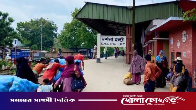 সন্তানকে স্টেশনে রেখে ট্রেনের নিচে ঝাঁপ দিলেন মা