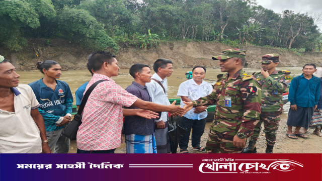 আলীকদমে সেনাবাহিনীর উদ্যোগ: মেডিকেল ক্যাম্পেইন, অর্ধেক ভাড়ায় যাতায়াত সেবা ও বৃক্ষরোপণ  আবু জুয়েল নুরখান  ​ বান্দরবান প্রতিনিধি: বান্দরবানের আলীকদমে সীমান্ত এলাকার দুর্গম পাহাড়ি ও বাঙালি জনগোষ্ঠীর কল্যাণে এক প্রশংসনীয় উদ্যোগ নিয়েছে বাংলাদেশ সেনাবাহিনী। ৩১ বীর, আলীকদম জোনের অধীনস্থ পোয়ামুহুরী আর্মি ক্যাম্পের উদ্যোগে অনুষ্ঠিত হয়েছে বিনামূল্যে মেডিকেল ক্যাম্পেইন, স্বল্প ভাড়ায় গণপরিবহন সেবা উদ্বোধন এবং বৃক্ষরোপণ কর্মসূচি। ​রবিবার (০২ আগস্ট ২০২৬) বেলা ১০টা থেকে দুপুর ১টা পর্যন্ত আলীকদম থানাধীন ৪নং কু
