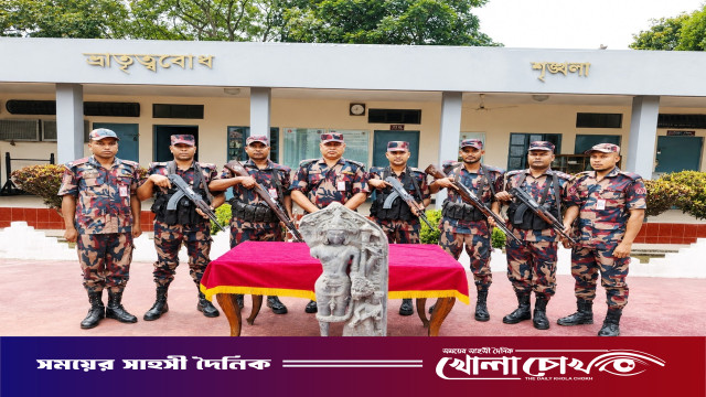 নওগাঁ সীমান্ত থেকে ৯৪ কেজি ওজনের কষ্টি পাথরের বিষ্ণু মূর্তি উদ্ধার করেছে বিজিবি