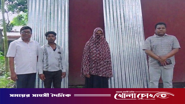 আত্রাইয়ে মানবতার হাত বাড়ালেন ইউএনও: অসহায় পরিবারের মাঝে টিন, চেক ও শুকনো খাবার বিতরণ