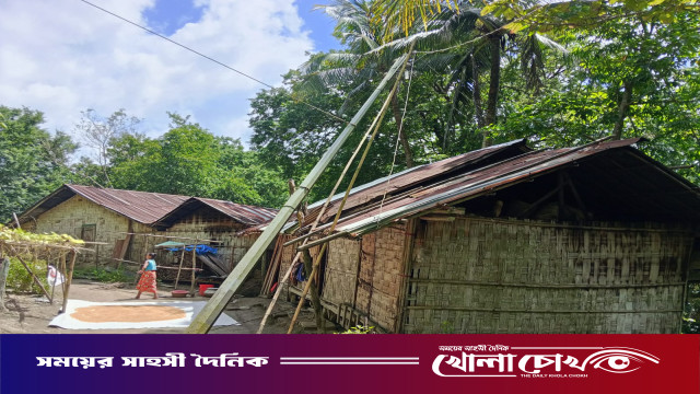 কাপ্তাইয়ে ২ বছর ধরে সড়কের ওপর ১১ কেভির বৈদ্যুতিক তার, আতঙ্কে ৩৫ পরিবার
