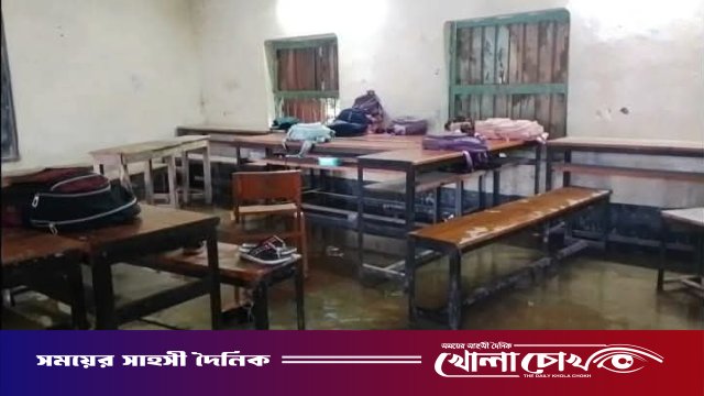 দৌলতপুরে পাঠদান কক্ষে হাঁটুপানি, চরম বিপাকে ছাত্র-ছাত্রী