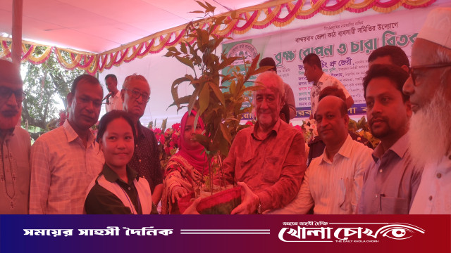 রোয়াংছড়িতে কাঠ ব্যবসায়ী সমিতির উদ্যোগে ১৮ হাজার চারা বিতরণ ও বৃক্ষরোপণ