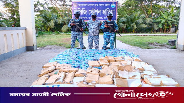 হাতিয়ায় কোস্ট গার্ডের অভিযান: ৩ লাখ ২০ হাজার টাকার নিষিদ্ধ পলিথিন জব্দ
