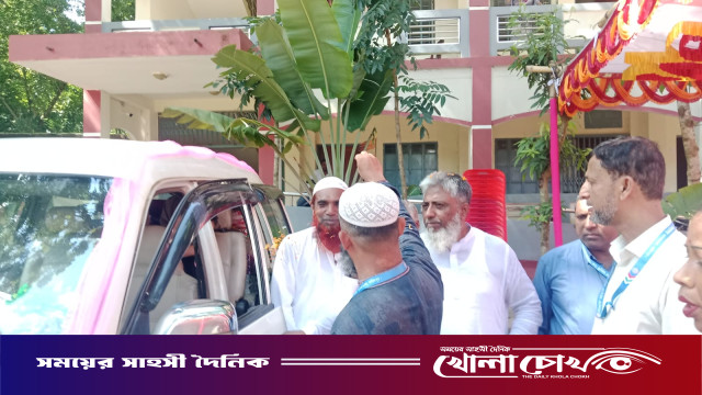 আলফাডাঙ্গায় ৩০ বছরের শিক্ষকতার ইতি: ফুলে সাজানো গাড়িতে শিক্ষক আব্দুস সাত্তারকে ব্যতিক্রমী বিদায়