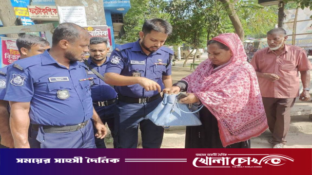 নওগাঁ আদালত চত্বরে পুলিশের বিশেষ নিরাপত্তা, সন্দেহভাজনদের দেহতল্লাশি