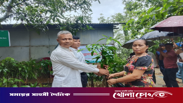 সবুজ থানচি গড়ার লক্ষ্যে ৭ শতাধিক বৃক্ষচারা বিতরণ