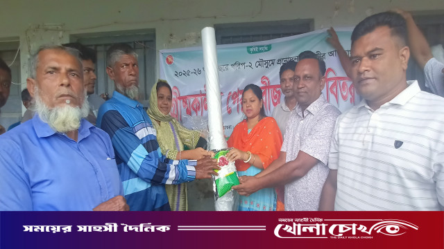 মহম্মদপুরে ১,১০০ কৃষকের মাঝে গ্রীষ্মকালীন পেঁয়াজবীজ ও সার বিতরণ