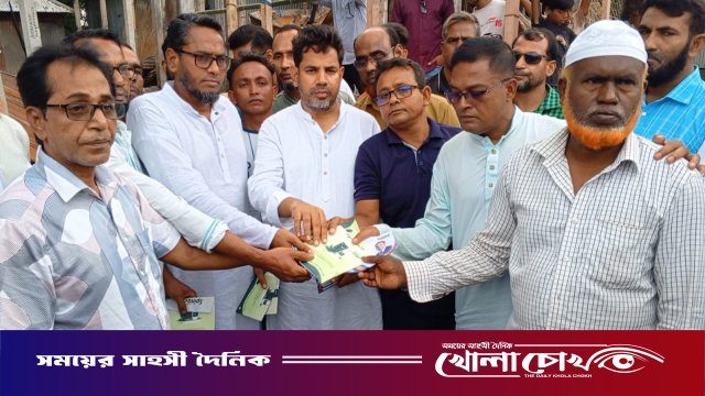 সদরপুরে অগ্নিকাণ্ডে ক্ষতিগ্রস্ত ৪ দোকানি পেলেন ৯০ হাজার টাকার অনুদান