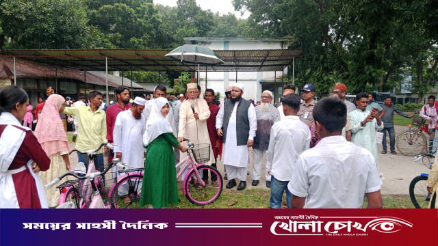 আলফাডাঙ্গায় ১৪০ শিক্ষার্থীর মাঝে বাইসাইকেল ও শিক্ষাপ্রতিষ্ঠানে ভেন্ডিং মেশিন বিতরণ