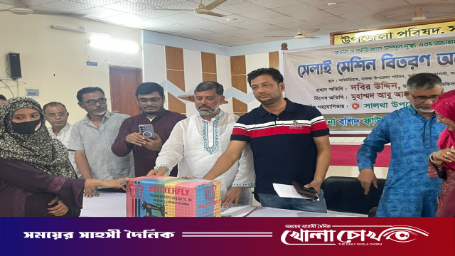 সালথায় স্বাবলম্বী করতে ১৫ দুস্থ নারীকে সেলাই মেশিন উপহার