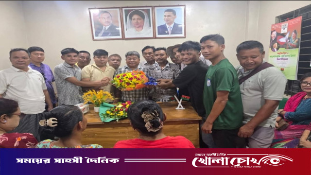 রোয়াংছড়িতে জেলা পরিষদ সদস্য মাওসেতুং তঞ্চঙ্গ্যাকে তৃণমূল বিএনপির ফুলেল শুভেচ্ছা