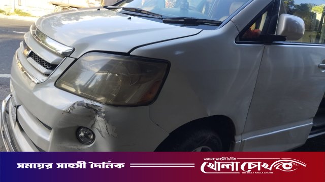 নগরকান্দায় মোটরসাইকেল বাঁচাতে গিয়ে দোকানে ঢুকল মাইক্রোবাস