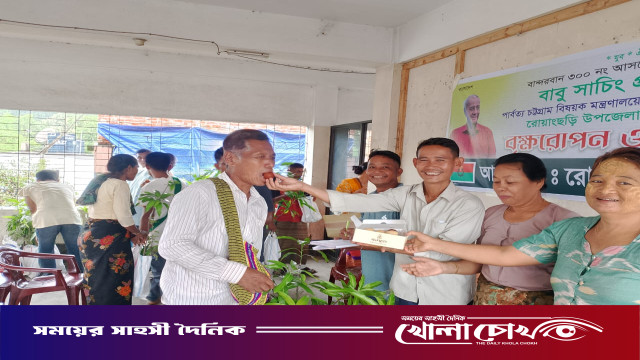 সাচিংপ্রু জেরী পার্বত্য বিষয়ক মন্ত্রী হওয়ায় রোয়াংছড়িতে মিষ্টি ও গাছের চারা বিতরণ
