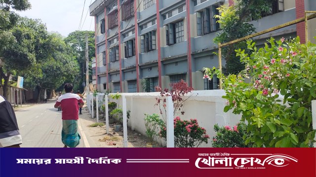 সদরপুরে সংবাদ প্রকাশের পর উচ্ছেদ হলো অবৈধ পার্কিং, ফুলের বাগানে সাজল বিদ্যালয়ের সীমানা