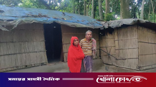 এক যুগ ধরে পলিথিনের ঝুপড়িতে বসবাস: সরকারি একটি ঘরের আকুতি খগেন মণ্ডলের