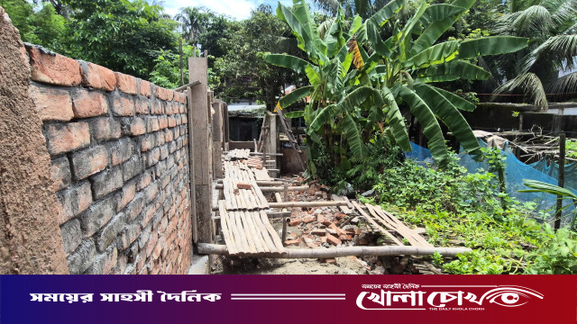 কবিরহাটে রাতের আঁধারে সাবেক অতিরিক্ত সচিবের জমি দখলের অভিযোগ