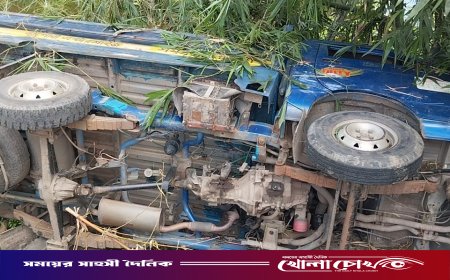 নগরকান্দায় চাকা ফেটে নিয়ন্ত্রণ হারিয়ে পুকুরে পিকআপ, আহত ২