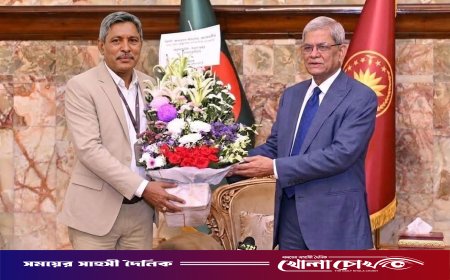 বঙ্গভবনে রাষ্ট্রপতি মির্জা ফখরুল ইসলাম আলমগীরকে ফরিদপুর জেলা পরিষদের ফুলেল শুভেচ্ছা