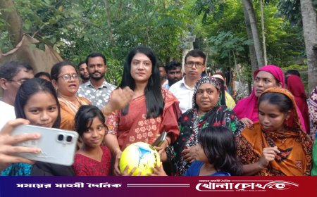 নগরকান্দায় সরকারি আশ্রয়ণ কেন্দ্রে ইউএনও’র আকস্মিক পরিদর্শন: আর্থিক সহায়তা ও ফুটবল বিতরণ
