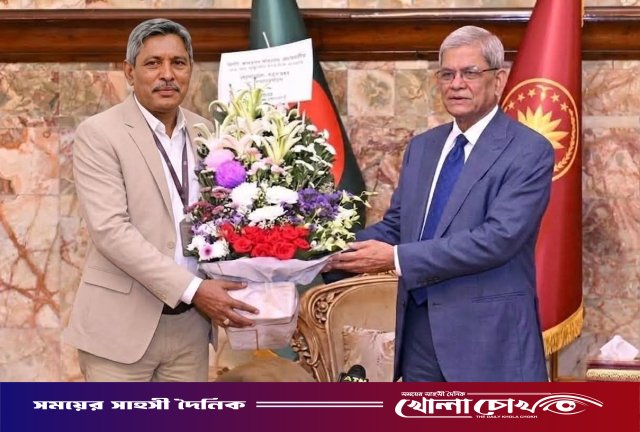 বঙ্গভবনে রাষ্ট্রপতি মির্জা ফখরুল ইসলাম আলমগীরকে ফরিদপুর জেলা পরিষদের ফুলেল শুভেচ্ছা