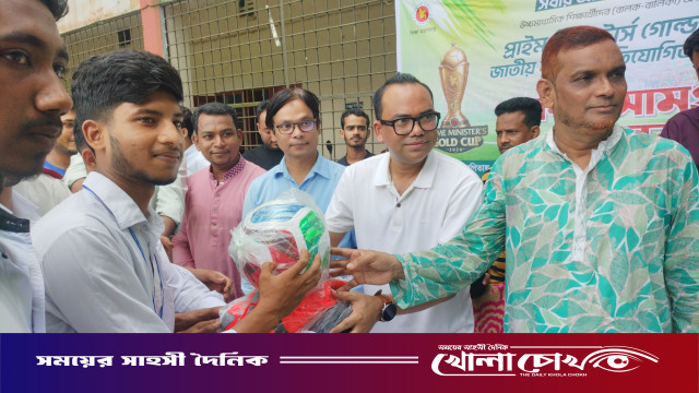 কবিরহাট সরকারি কলেজে প্রাইম মিনিস্টার্স গোল্ডকাপ ফুটবল উপলক্ষে ক্রীড়াসামগ্রী বিতরণ