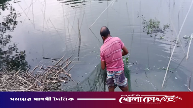 বালিয়াকান্দিতে চাষের পুকুরে চায়না জাল ফেলে জোরপূর্বক মাছ শিকার, থানায় অভিযোগ