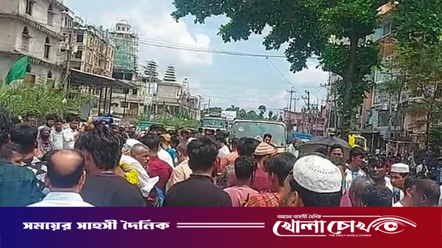 রাউজানে ট্রাকচাপায় সাবেক ইউপি সদস্য নিহত, প্রতিবাদে মহাসড়ক অবরোধ